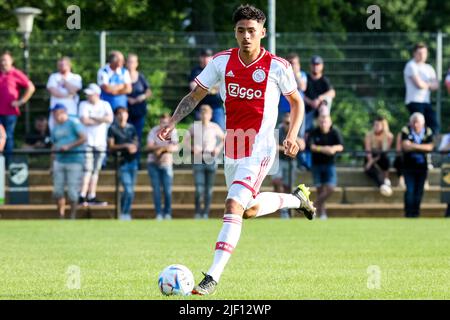 OLDENZAAL, NIEDERLANDE - 28. JUNI: Tristan GOOIJER von Ajax dribbelt beim Vorsaison-Freundschaftsspiel zwischen Ajax und SV Meppen im Sportcentrum Vondersweijde am 28. Juni 2022 in Oldenzaal, Niederlande (Foto: Rene Nijhuis/Orange Picters) Stockfoto