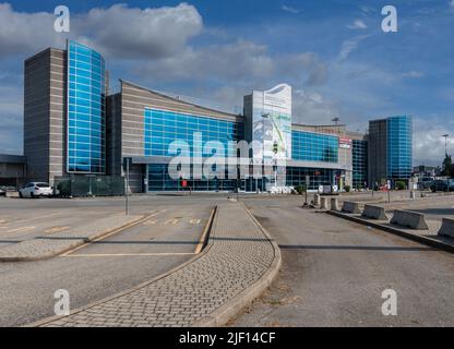 Levaldigi, Cuneo, Italien, - 27. Juni 2022: Flughafen Cuneo - CUF - Zivilflughafen der Provinz Cuneo und Sitz der Maxiemergenza 118 (maxi Stockfoto