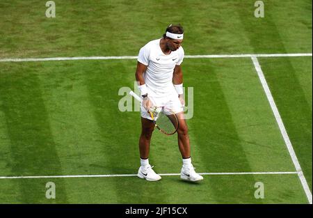 Rafael Nadal feiert den Sieg gegen Francisco Cerundolo am zweiten Tag der Wimbledon Championships 2022 im All England Lawn Tennis and Croquet Club in Wimbledon. Bilddatum: Dienstag, 28. Juni 2022. Stockfoto