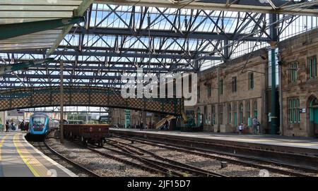 Das Dach des Zugsschuppens am Bahnhof Citadel Carlisle (2015 renoviert). Stockfoto