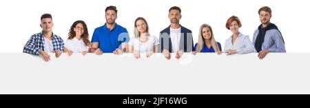 Fröhliche lächelnde Gruppe von Freunden, die in einer Reihe zusammen stehen und ein weißes Plakat zeigen, um es auf Ihren eigenen Text zu schreiben, isoliert auf weißem Hintergrund Stockfoto