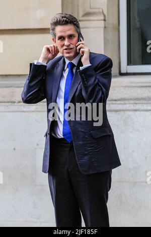 London, Großbritannien. 28.. Juni 2022. Der ehemalige Bildungsminister Gavin Williamson, Abgeordneter der britischen Konservativen Partei, telefoniert heute Abend in der Nähe des konservativen Hauptquartiers und des Department for Work and Pensions in Westminster. Kredit: Imageplotter/Alamy Live Nachrichten Stockfoto