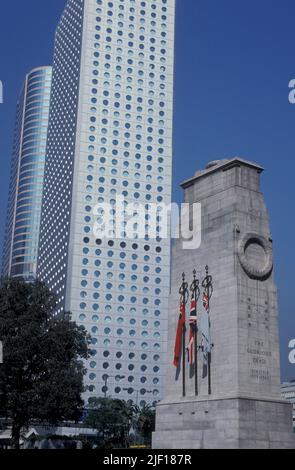 Das britische Kriegsdenkmal, das Cenotaph im Stadtzentrum von Hongkong vor der Übergabe Hongkongs an China. Hongkong, Juni 1997 Stockfoto