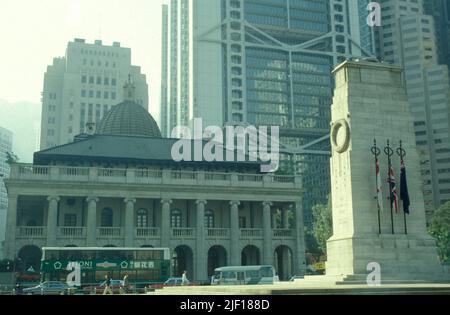 Das britische Kriegsdenkmal, das Cenotaph im Stadtzentrum von Hongkong vor der Übergabe Hongkongs an China. Hongkong, Juni 1997 Stockfoto