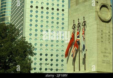 Das britische Kriegsdenkmal, das Cenotaph im Stadtzentrum von Hongkong vor der Übergabe Hongkongs an China. Hongkong, Juni 1997 Stockfoto