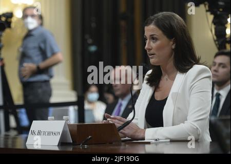 Washington, Usa. 28.. Juni 2022. Cassidy Hutchinson, ehemaliger Spitzenkandiist von Trump, dem Stabschef des Weißen Hauses, Mark Meadows, erscheint vor dem Auswahlausschuss des Repräsentantenhauses, der den Angriff auf das US-Kapitol vom 6. Januar untersucht und seine Ergebnisse einer einjährigen Untersuchung am Dienstag, den 28. Juni 2022, im Capitol in Washington, DC, offenlegt. Foto von Bonnie Cash/UPI Credit: UPI/Alamy Live News Stockfoto