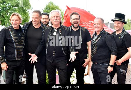 Aachen, Deutschland. 28.. Juni 2022. Die Kölner Kultband 'die Höhnes' läuft auf dem roten Teppich vor der MediaNight auf der Chio 2022 Pferdeshow. Quelle: Roberto Pfeil/dpa/Alamy Live News Stockfoto