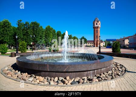 STARAYA RUSSA, RUSSLAND - 25. JUNI 2022: Brunnen und Wasserturm auf dem Stadtplatz. Staraya Russa, Russland Stockfoto