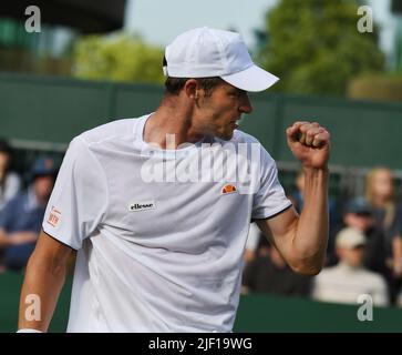 London, Gbr. 28.. Juni 2022. London Wimbledon Championships Day 2 28/06/2022 Andrew Gray (GBR) gewinnt das erste Spiel der Runde Credit: Roger Parker/Alamy Live News Stockfoto