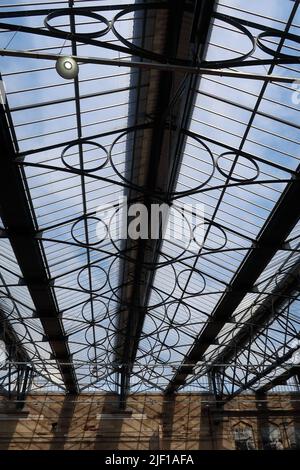 Das Dach des Zugsschuppens am Bahnhof Citadel Carlisle (2015 renoviert). Stockfoto