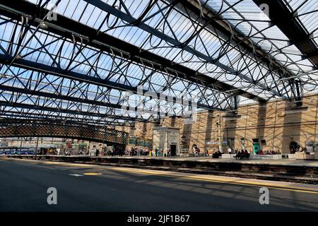 Das Dach des Zugsschuppens am Bahnhof Citadel Carlisle (2015 renoviert). Stockfoto