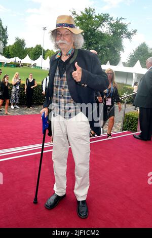 Aachen, Deutschland. 28.. Juni 2022. Der Wissenschaftsjournalist Jean Pütz läuft vor der MediaNight auf dem roten Teppich bei der Pferdeschau Chio 2022. Quelle: Roberto Pfeil/dpa/Alamy Live News Stockfoto