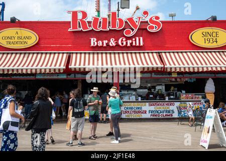 Ruby's Bar & Grill Fast-Food-Restaurant im Vergnügungsviertel Coney Island in Brooklyn, New York City, USA Stockfoto