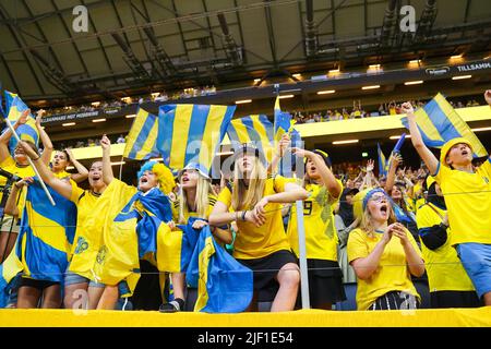 Stockholm, Schweden. 28.. Juni 2022. Stockholm, Schweden, 28. 2022. Juni: Fans feiern ihren Sieg beim Freundschaftsspiel Womens International zwischen Schweden und Brasilien in der Friends Arena in Stockholm, Schweden. (Daniela Porcelli/SPP) Quelle: SPP Sport Press Foto. /Alamy Live News Stockfoto