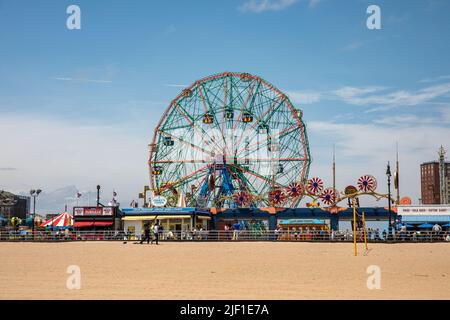 Coney Island Vergnügungsviertel mit Deno's Wonder Wheel vom Coney Island Beach in New York City, Vereinigte Staaten von Amerika aus gesehen Stockfoto