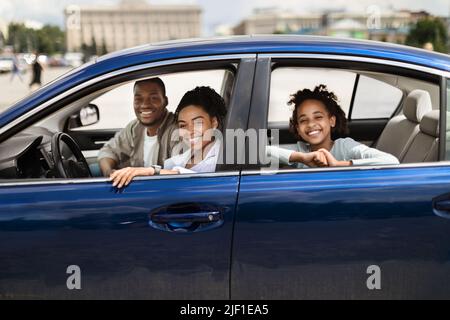 Happy Black Family Sitzt In New Blue Car In Der Stadt Stockfoto