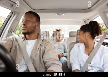 Glückliche Afroamerikanische Familie Fährt Neue Automobile Genießen Roadtrip Stockfoto