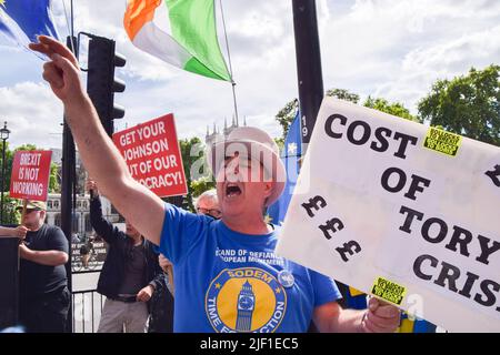 London, Großbritannien. 28.. Juni 2022. Der Anti-Brexit-Aktivist Steve Bray hält ein Plakat mit der Aufschrift „Kosten der Tory-Krise“, während er während der Demonstration Slogans ruft. Demonstranten versammelten sich auf dem Parliament Square, als das Gesetz über Polizei, Kriminalität, Verurteilung und Gerichte in Großbritannien in Kraft tritt und „laute“ Proteste einschränkte. Die Polizei beschlagnahmte die Lautsprecher des Anti-Brexit-Aktivisten Steve Bray früher am Tag. Kredit: SOPA Images Limited/Alamy Live Nachrichten Stockfoto