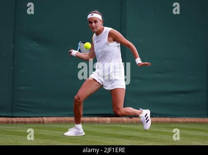 Clara Burel im Einsatz gegen Katie Boulter am zweiten Tag der Wimbledon Championships 2022 beim All England Lawn Tennis und Croquet Club in Wimbledon. Bilddatum: Dienstag, 28. Juni 2022. Stockfoto