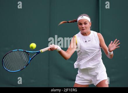 Clara Burel im Einsatz gegen Katie Boulter am zweiten Tag der Wimbledon Championships 2022 beim All England Lawn Tennis und Croquet Club in Wimbledon. Bilddatum: Dienstag, 28. Juni 2022. Stockfoto