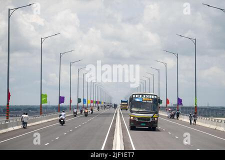 Dhaka, Bangladesch. 26.. Juni 2022. Blick auf die Padma-Brücke, die neu erbaute Mehrzweckbrücke über den Padma-Fluss, die die südlichen Gebiete des Landes mit der Hauptstadt Dhaka verbindet. (Foto von Piyas Biswas/SOPA Images/Sipa USA) Quelle: SIPA USA/Alamy Live News Stockfoto