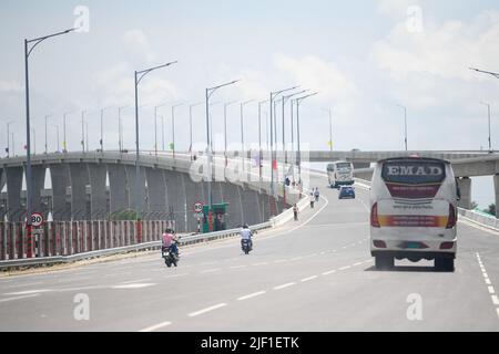 Dhaka, Bangladesch. 26.. Juni 2022. Blick auf die Padma-Brücke, die neu erbaute Mehrzweckbrücke über den Padma-Fluss, die die südlichen Gebiete des Landes mit der Hauptstadt Dhaka verbindet. (Foto von Piyas Biswas/SOPA Images/Sipa USA) Quelle: SIPA USA/Alamy Live News Stockfoto