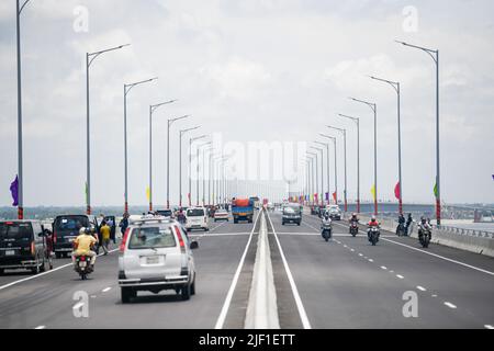 Dhaka, Bangladesch. 26.. Juni 2022. Blick auf die Padma-Brücke, die neu erbaute Mehrzweckbrücke über den Padma-Fluss, die die südlichen Gebiete des Landes mit der Hauptstadt Dhaka verbindet. (Foto von Piyas Biswas/SOPA Images/Sipa USA) Quelle: SIPA USA/Alamy Live News Stockfoto