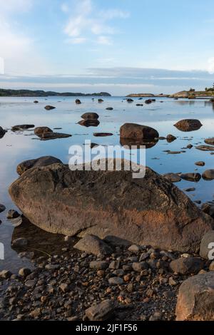 An diesem frühen Morgen spiegelt sich der Himmel auf dem stillen Wasser im norwegischen Sandefjord. Stockfoto