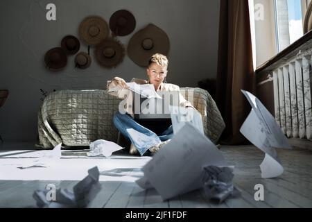 Burnout am Arbeitsplatz, chronischer Stress am Arbeitsplatz, Erschöpfung. Wütend gestresste junge Frau, die am Laptop arbeitet Stockfoto