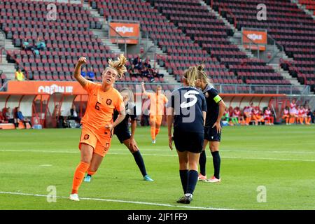 Enschede - jill Roord aus Holland die Frauen feiern den 1-0 während des WM-Qualifying-Spiels der Niederlande und Weißrussland im Stadion De Grolsch Veste am 28. Juni 2022 in Enschede, Niederlande. ANP GERRIT VAN COLOGNE Stockfoto