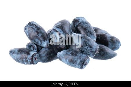 Geißel isoliert auf weißem Hintergrund. Reife Beeren von Geißbauch. Beschneidungspfad Stockfoto