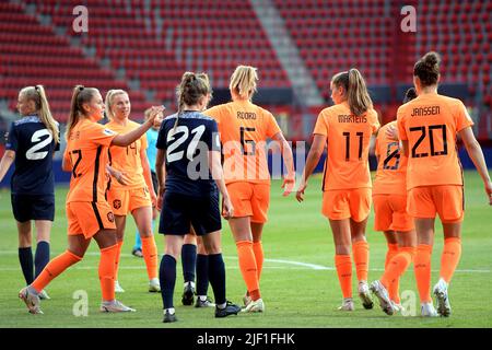 Enschede - (lr) Victoria Pelova aus Holland Frauen, jill Roord aus Holland Frauen, Lieke Martens aus Holland die Frauen feiern den 1-0 während des WM-Qualifikationsspiel der Frauen zwischen den Niederlanden und Weißrussland am 28. Juni 2022 im Stadion De Grolsch Veste in Enschede, Niederlande. ANP GERRIT VAN COLOGNE Stockfoto