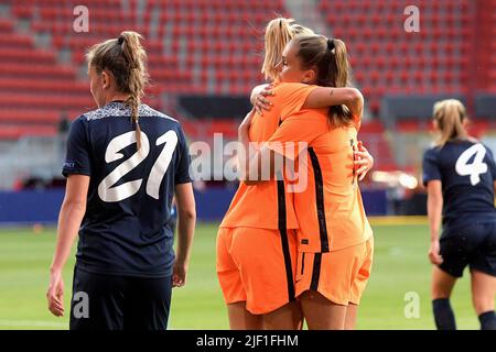 Enschede - (lr) jill Roord of Holland die Frauen, Lieke Martens of Holland die Frauen feiern den 1-0 während des WM-Qualifikationsspiel der Frauen zwischen den Niederlanden und Weißrussland am 28. Juni 2022 im Stadion De Grolsch Veste in Enschede, Niederlande. ANP GERRIT VAN COLOGNE Stockfoto