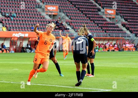Enschede - jill Roord aus Holland die Frauen feiern den 1-0 während des WM-Qualifying-Spiels der Niederlande und Weißrussland im Stadion De Grolsch Veste am 28. Juni 2022 in Enschede, Niederlande. ANP GERRIT VAN COLOGNE Stockfoto