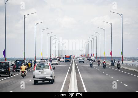 Dhaka, Bangladesch. 26.. Juni 2022. Blick auf die Padma-Brücke, die neu erbaute Mehrzweckbrücke über den Padma-Fluss, die die südlichen Gebiete des Landes mit der Hauptstadt Dhaka verbindet. (Bild: © Piyas Biswas/SOPA Images via ZUMA Press Wire) Stockfoto