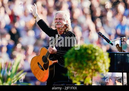 Aachen, Deutschland. 28.. Juni 2022. Pferdesport: CHIO, Eröffnungsfeier. Henning Krautmacher von der Band 'Höhner' winkt bei seinem Auftritt. Quelle: Uwe Anspach/dpa/Alamy Live News Stockfoto