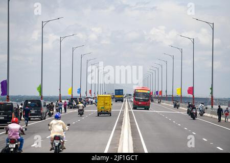 Dhaka, Bangladesch. 26.. Juni 2022. Blick auf die Padma-Brücke, die neu erbaute Mehrzweckbrücke über den Padma-Fluss, die die südlichen Gebiete des Landes mit der Hauptstadt Dhaka verbindet. (Bild: © Piyas Biswas/SOPA Images via ZUMA Press Wire) Stockfoto