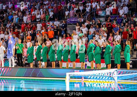 BUDAPEST, UNGARN - 28. JUNI: Team Australia, Zoe Arancini, Gabriella Palm, Pascalle Casey, Tenealle Fasala, Bronte Halligan, Bridget Leeson-Smith, Abby Andrews, Charlize Andrews, Lena Mihailovic, Tilly Kearns beim Finalspiel der FINA World Championships Budapest 2022 Quarter Australia gegen Hungary am 28. Juni 2022 in Budapest, Ungarn (Foto: Albert ten Hove/Orange Picters) Stockfoto
