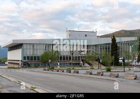 Idrettens Hus, Sporthalle und Schwimmbad in Narvik, Nordland, Norwegen. Entworfen vom Architekten Jan Inge Hovid, fertiggestellt 1968. Stockfoto