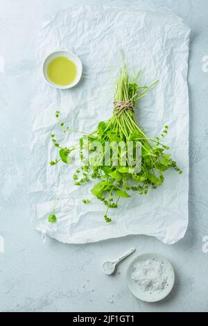 Winterpursloan, indischer Salat, gesundes grünes Gemüse für rohe Salate und Kochen mit Olivenöl und Salz. Claytonia perfoliata Stockfoto