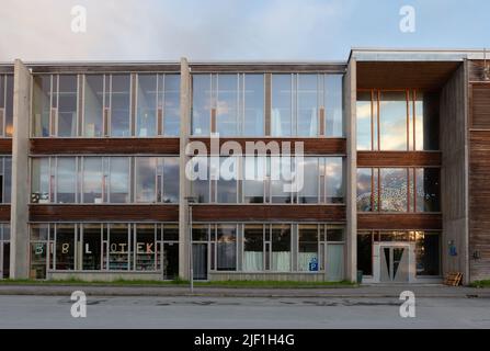 Skistua Kinderschule in Narvik, gebaut 1998, entworfen von Snøhetta Architekten. Verkleidung in sibirischer Lärche. Stockfoto