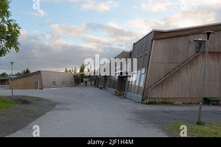 Skistua Kinderschule in Narvik, gebaut 1998, entworfen von Snøhetta Architekten. Verkleidung in sibirischer Lärche. Stockfoto