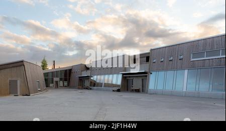 Skistua Kinderschule in Narvik, gebaut 1998, entworfen von Snøhetta Architekten. Verkleidung in sibirischer Lärche. Stockfoto