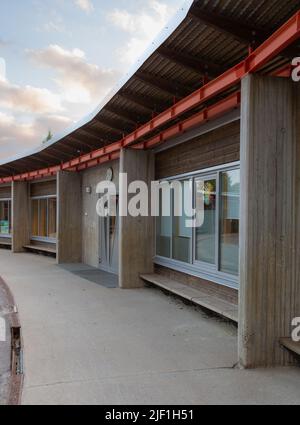 Skistua Kinderschule in Narvik, gebaut 1998, entworfen von Snøhetta Architekten. Verkleidung in sibirischer Lärche. Stockfoto