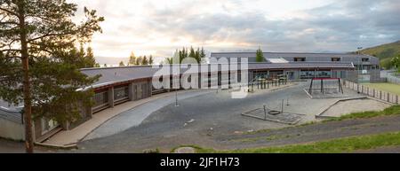 Skistua Kinderschule in Narvik, gebaut 1998, entworfen von Snøhetta Architekten. Verkleidung in sibirischer Lärche. Stockfoto