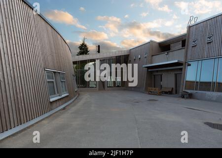 Skistua Kinderschule in Narvik, gebaut 1998, entworfen von Snøhetta Architekten. Verkleidung in sibirischer Lärche. Stockfoto