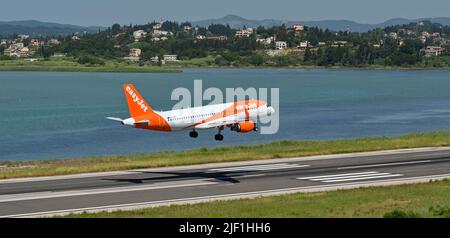 Korfu, Griechenland - Juni 2022: Weitwinkelansicht eines Easyjet Airbus A320 (Registrierung G-EZWH), der auf der Start- und Landebahn des Flughafens Korfu landen wird. Stockfoto