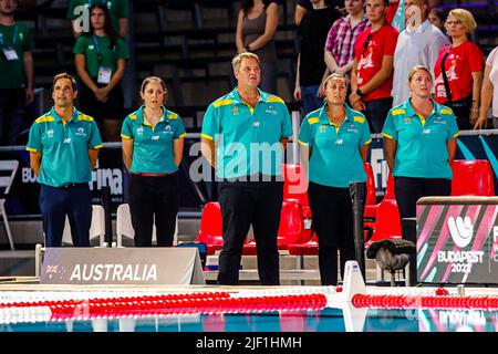 BUDAPEST, UNGARN – 28. JUNI: Trainerin Rebecca Rippon aus Australien, Cheftrainer Paul Oberman aus Australien, Trainerin Taryn Woods aus Australien und weitere Mitarbeiter während des Finalmatches der FINA World Championships Budapest 2022 Quarter Australia gegen Hungary am 28. Juni 2022 in Budapest, Ungarn (Foto: Albert ten Hove/Orange Picts) Stockfoto