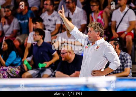 BUDAPEST, UNGARN - 28. JUNI: Cheftrainer Attila Biro von Ungarn während der FINA World Championships Budapest 2022 Quarter final match Australia gegen Hungary am 28. Juni 2022 in Budapest, Ungarn (Foto: Albert ten Hove/Orange Picts) Stockfoto