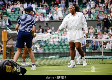 London, Großbritannien, 28.. Juni 2022: Serena Williams (USA) während der Wimbledon Tennis Championships 2022 im All England Lawn Tennis and Croquet Club in London. Kredit: Frank Molter/Alamy Live Nachrichten Stockfoto